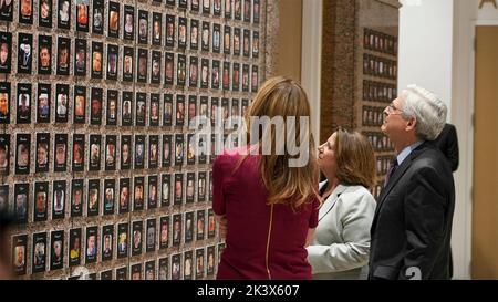 Arlington, Vereinigte Staaten Von Amerika. 27. September 2022. Arlington, Vereinigte Staaten von Amerika. 27. September 2022. US-Justizminister Merrick Garland, rechts, stellvertretende Generalanwältin Lisa Monaco, Zentrum und Verwaltungsrätin der Drogenbehörde Anne Milgram, links, sehen Sie sich die Gesichter der Fentanyl Wall-Ausstellung im DEA-Hauptquartier am 27. September 2022 in Arlington, Virginia an. Kredit: DOJ/Justice Department/Alamy Live Nachrichten Stockfoto