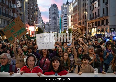 Madrid, Spanien. 28. September 2022. Madrid, Spanien. 28. September 2022. Frauen protestierten während einer Demonstration für den Internationalen Tag der sicheren Abtreibung. Jeden 28. September ruft die feministische Bewegung in vielen Teilen der Welt zu einem globalen Aktionstag für den Zugang zu legaler und sicherer Abtreibung auf. Quelle: Marcos del Mazo/Alamy Live News Stockfoto