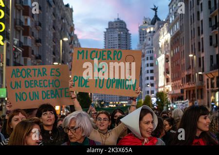 Madrid, Spanien. 28. September 2022. Madrid, Spanien. 28. September 2022. Frauen protestierten während einer Demonstration für den Internationalen Tag der sicheren Abtreibung. Jeden 28. September ruft die feministische Bewegung in vielen Teilen der Welt zu einem globalen Aktionstag für den Zugang zu legaler und sicherer Abtreibung auf. Quelle: Marcos del Mazo/Alamy Live News Stockfoto