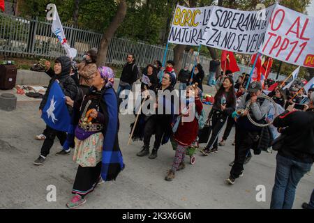 Valparaiso, Chile. 28. September 2022. Während der Demonstration marschieren Demonstranten mit Transparenten um den Nationalkongress herum. DIE DEMONSTRATION „NEIN zu TPP-11“ (umfassender und progressiver Vertrag über die Transpazifische Partnerschaft) fand vor dem Nationalkongress in Valparaiso, Chile, statt. (Foto: Cristobal Basaure Araya/SOPA Images/Sipa USA) Quelle: SIPA USA/Alamy Live News Stockfoto