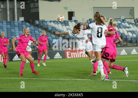 Madrid, Spanien. 28. September 2022. Spieler, die am 28. September 2022 während der UEFA Women's Champions League-Runde 2 zwischen Real Madrid und Rosenborg im Alfredo di Stefano-Stadion in Madrid, Spanien, in Aktion waren. Kredit: Edward F. Peters/Alamy Live Nachrichten Stockfoto