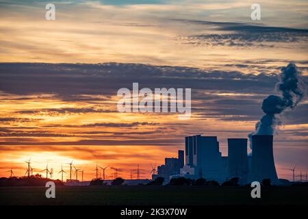 Das RWE-Braunkohlekraftwerk Neurath bei Grevenbroich, größtes deutsches Kohlekraftwerk, zweitgrößtes in Europa, Aggregat F-G, Windpark, su Stockfoto