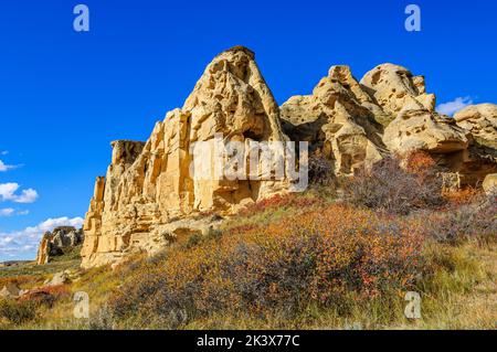 Vertikale Sandsteinfelsen entlang der Kante der Milk River Valley in Writing-On-Stein Provincial Park Stockfoto