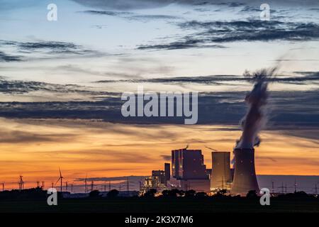 Das RWE-Braunkohlekraftwerk Neurath bei Grevenbroich, größtes deutsches Kohlekraftwerk, zweitgrößtes in Europa, Aggregat F-G, Windpark, su Stockfoto
