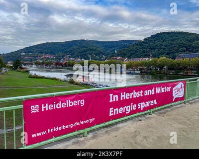 Aufruf zur Energieeinsparung im Herbst und Winter, während der Energiekrise, während des Ukraine-Krieges, mit extrem steigenden Gas- und Energiepreisen, Neckarbrücke Stockfoto