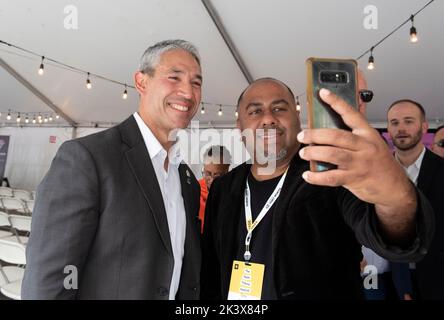 Austin, TX, USA. 24. September 2022. Mai von San Antonio, RON NIRENBERG, nimmt ein Selfie während einer Interview-Session auf dem jährlichen Texas Tribune Festival in der Innenstadt von Austin am 24. September 2022. (Bild: © Bob Daemmrich/ZUMA Press Wire) Stockfoto