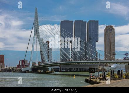 Rotterdam, Niederlande - 11. Juli 2022: Erasmusbrug, Brücke, von der Boompjeskade am Nordufer mit De Rotterdam und New Orleans Wolkenkratzern in BA gesehen Stockfoto