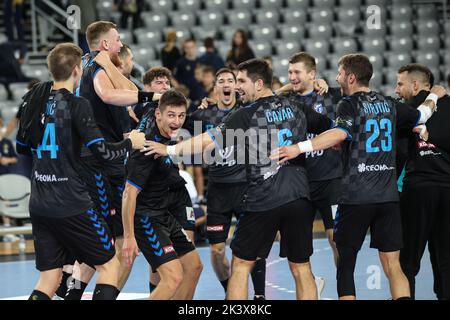 Zagreb, Kroatien. 28. September 2022. Die Spieler der PPD Zagreb feiern am 28. september 2022 beim Handballspiel zwischen PPD Zagreb und FC Porto im Rahmen der dritten Runde der Machineseeker EHF Champions League in Zagreb, Kroatien. Die Handballspieler der PPD Zagreb errangen ihren ersten Sieg in der neuen Saison der Champions League und besiegten den FC Porto mit 29:23. Foto: Slavko Midzor/PIXSELL Credit: Pixsell Foto- und Videoagentur/Alamy Live News Stockfoto