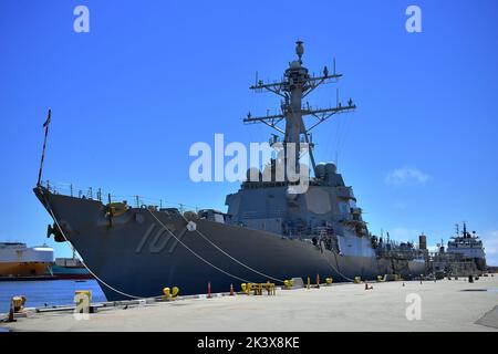 220928-N-AS200-1001 – PORT HUENEME, Kalifornien (Sept 28, 2022) – der Arleigh Burke-Klasse Lenkrakenzerstörer USS Gridley (DDG 101) führt routinemäßige Hafenaufrufe an Bord der Naval Base Ventura County (NBVC), Port Hueneme, durch. NBVC ist eine strategisch gelegene Marineinfanlage, die aus drei Einsatzeinrichtungen besteht: Point Mugu, Port Hueneme und San Nicolas Island. NBVC ist die Heimat der Pacific Seabees, der West Coast E-2C Hawkeyes, 3 Kriegszentren und 80 Mieter. (USA Navy Foto von Boatswain's Mate Petty Officer 2. Class Javier Garza/veröffentlicht) Stockfoto