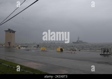 MAYPORT, Florida (Sept 28, 2022) - die USS Jason Dunham (DDG 109) bleibt vor dem Anlegeplatz des Unwetters durch den Unwetter Ian an der Naval Station Mayport, Florida, am 28. September 2022. Jason Dunham ist eines von sechs Schiffen, die aufgrund der planmäßigen Wartungverfügbarkeit bei starkem Wetter festgemacht werden. (USA Navy Foto von MC1 Steven Khor) Stockfoto