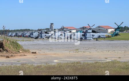 28 MH-60R Seahawk Helicopters, zugewiesen an den Kommandanten des Hubschrauber-Seestreikflügels Atlantic, führen Hurrevac auf der Maxwell Air Force Base, Alabama, am 28. September 2022 aus. Die Einheiten kamen von der Naval Air Station Jacksonville und der Naval Station Mayport aus, um sich auf den Landfall durch den Sturzprefall durch den Sturzflugkanat Ian vorzubereiten. (USA Luftwaffe Foto von Airman 1. Klasse Juliana Todd) Stockfoto