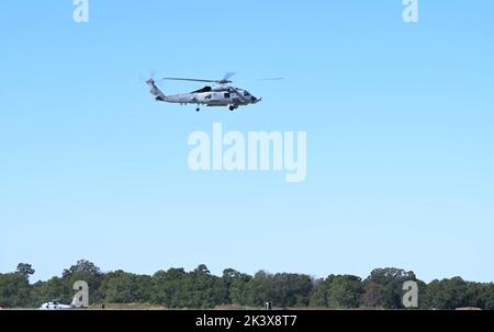 28 MH-60R Seahawk Helicopters, zugewiesen an den Kommandanten des Hubschrauber-Seestreikflügels Atlantic, führen Hurrevac auf der Maxwell Air Force Base, Alabama, am 28. September 2022 aus. Die Einheiten kamen von der Naval Air Station Jacksonville und der Naval Station Mayport aus, um sich auf den Landfall durch den Sturzprefall durch den Sturzflugkanat Ian vorzubereiten. (USA Luftwaffe Foto von Airman 1. Klasse Juliana Todd) Stockfoto