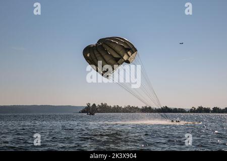 Anlässlich des 61.. Jahrestages der 5. Special Forces Group (Airborne) nahmen Soldaten am jährlichen Wassersprung während der Reunion Week im Paris Landing State Park, TN, Teil. Der Tag fand am 24. September 2022 statt. (USA Foto der Armee von Staff Sgt. Frances Ariele Gonzalez.) Stockfoto