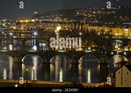 Brücken in Prag, Tschechische Republik bei Nacht. Leuchtet. Stockfoto