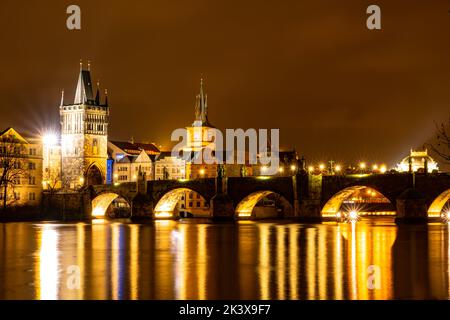 Karlsbrücke in der Altstadt, Prag, Tschechische Republik bei Nacht. Leuchtet. Stockfoto