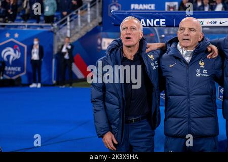 PARIS, FRANKREICH - 22. SEPTEMBER: Frankreichs Cheftrainer Didier Deschamps und sein Trainer Guy Stephan sehen sich an, wie die Nationalhymnen während der t gespielt werden Stockfoto