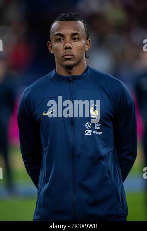 PARIS, FRANKREICH - 22. SEPTEMBER: Jules Kounde aus Frankreich schaut während der UEFA Nations League Ein Spiel der Gruppe 1 zwischen Frankreich und Österreich in Stad an Stockfoto