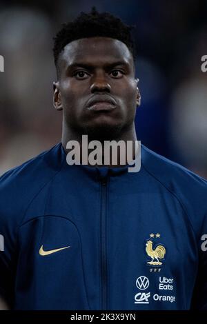 PARIS, FRANKREICH - 22. SEPTEMBER: Benoit Badiashile aus Frankreich schaut während der UEFA Nations League ein Spiel der Gruppe 1 zwischen Frankreich und Österreich an Stockfoto