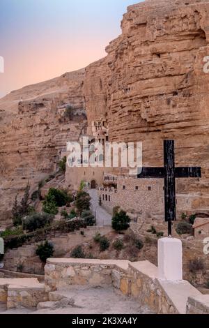 Das Kloster des heiligen Georg von Koziba, eingebettet in das üppige Tal der Wadi Qelt, Judäer- oder Judäer-Wüste in Israel Stockfoto