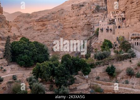 Das Kloster des heiligen Georg von Koziba, eingebettet in das üppige Tal der Wadi Qelt, Judäer- oder Judäer-Wüste in Israel Stockfoto