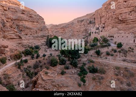 Das Kloster des heiligen Georg von Koziba, eingebettet in das üppige Tal der Wadi Qelt, Judäer- oder Judäer-Wüste in Israel Stockfoto