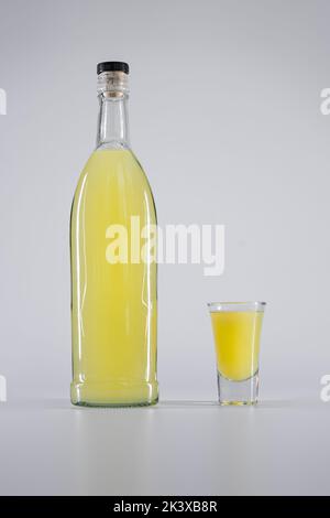 Gelb gefärbte Zitrusalkoholtinktur oder Likör mit Sirup, Wodka, Zitrone Stockfoto