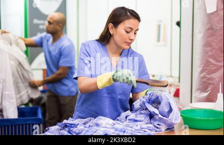 Fokussierter Trockenreiniger für Frauen, der Flecken und Flecken entfernt Stockfoto