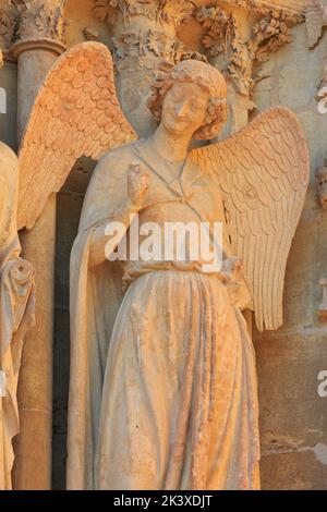 Der lächelnde Engel (Lächeln von Reims), geschnitzt zwischen 1236-1245, auf dem Nordportal der Westfassade der Kathedrale von Reims (Marne), Frankreich Stockfoto