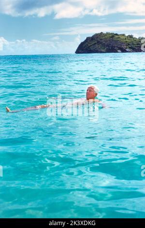 Mann schwimmt auf Back in Water, Antigua, kleine Antillen, Antigua und Barbuda, Toni Frisell Collection, Januar 1959 Stockfoto