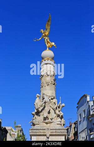 Vergoldete Engelsstatue auf dem Subé-Brunnen (1906) am Place Drouet-d'Erlon in Reims (Marne), Frankreich Stockfoto