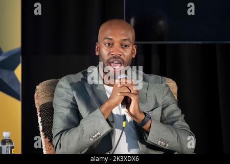 Austin, TX, USA. 24. September 2022. Moderator des Podcasts „Vultures into Il“, SAN SANDERS, spricht während einer Interviewsitzung beim jährlichen Texas Tribune Festival in der Innenstadt von Austin am 24. September 2022. (Bild: © Bob Daemmrich/ZUMA Press Wire) Stockfoto