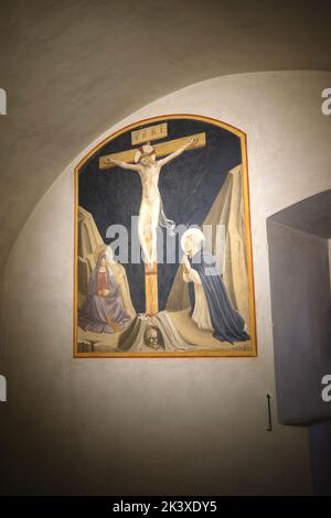 Kreuzigung mit der Jungfrau Maria Magdalena und dem Fresko St. Dominic von Fra Angelico in Zelle 25 im Museum San Marco in Florenz Italien Stockfoto