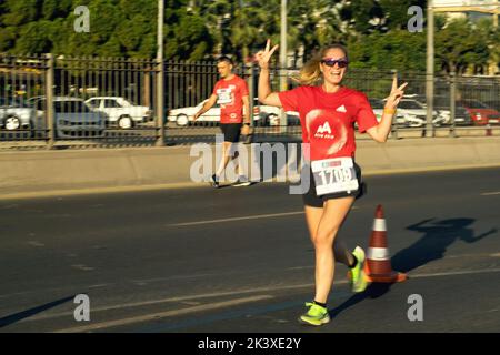 Izmir, Türkei - 11. September 2022: Lauffrau mit Bewegungsunschärfe im Halbmarathon läuft speziell zum 100.-jährigen Jubiläum von Izmirs Liber Stockfoto