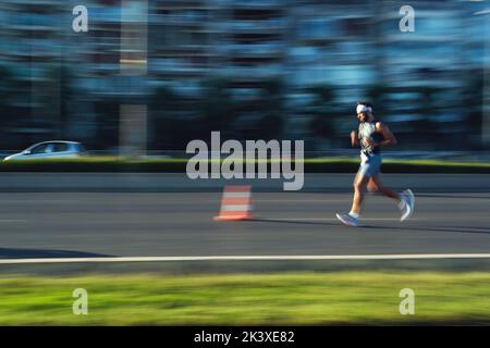 Izmir, Türkei - 11. September 2022: Laufmann mit Bewegungsunschärfe im Halbmarathon laufen speziell zum 100.-jährigen Jubiläum von Izmirs Liberat Stockfoto