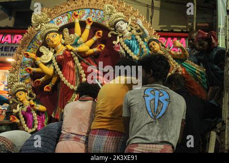 Kalkutta, Westbengalen, Indien. 28. September 2022. Die Heimkehr der Göttin Durga findet heute in Kumaortuli statt. Durga Puja ist eines der größten Feste des Staates Indien, das mit großer Begeisterung und Großartigkeit gefeiert wird. Durga Puja ist besonders ein bedeutendes Fest von Westbengalen, jedoch Menschen im Bundesstaat Odisha, Tripura, Bihar, Jharkhand, Maharashtra, Auch Uttar Pradesh und Gujarat feiern es mit großer Begeisterung. Es ist ein weiteres Festival, das den Triumph des Guten über das Böse darstellt, da es den Sieg der Göttin Durga über Mahishasura, den Buffalo-Dämon, feiert. Für Bengalen Stockfoto