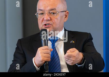 Bukarest, Rumänien - 22. September 2022: Emil Boc, Bürgermeister von Cluj-Napoca, spricht während einer Konferenz in Bukarest. Stockfoto