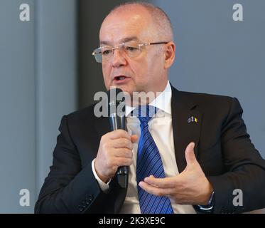 Bukarest, Rumänien - 22. September 2022: Emil Boc, Bürgermeister von Cluj-Napoca, spricht während einer Konferenz in Bukarest. Stockfoto