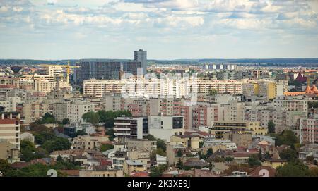 Bukarest, Rumänien - 22. September 2022: Hoher Blick über die Stadt mit großen Vierteln mit Wohnblöcken. Stockfoto