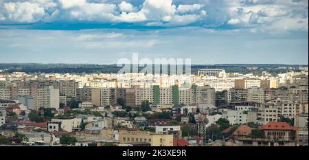 Bukarest, Rumänien - 22. September 2022: Hoher Blick über die Stadt mit großen Vierteln mit Wohnblöcken. Stockfoto