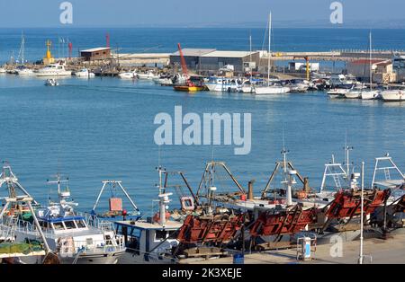 Termoli, Molise, Italien -08-29-2022- der alte Hafen mit Fischerbooten, die am Pier ankern. Stockfoto