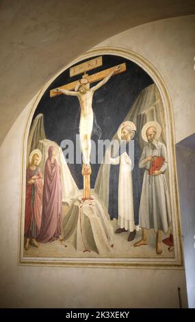 Kreuzigung mit der Jungfrau Maria Magdalena und dem Fresko St. Dominic von Fra Angelico in Zelle 25 im Museum San Marco in Florenz Italien Stockfoto