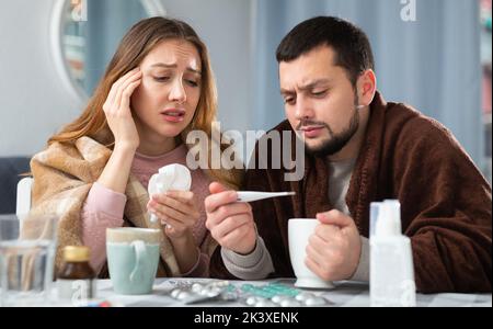 Krankes Paar, das zu Hause an Grippe leidet Stockfoto