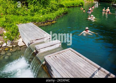 Touristen, die die heißen Quellen am Liard River, den Liard River Provincial Park, British Columbia und Kanada genießen Stockfoto