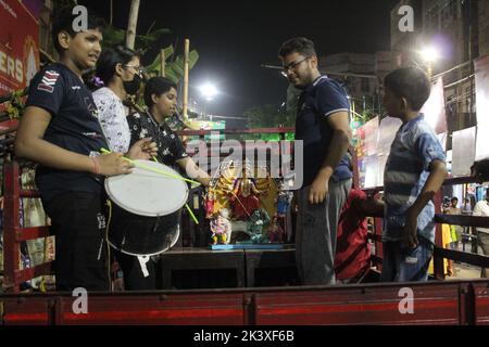 Kalkutta, Westbengalen, Indien. 28. September 2022. Die Heimkehr der Göttin Durga findet heute in Kumaortuli statt. Durga Puja ist eines der größten Feste des Staates Indien, das mit großer Begeisterung und Großartigkeit gefeiert wird. Durga Puja ist besonders ein bedeutendes Fest von Westbengalen, jedoch Menschen im Bundesstaat Odisha, Tripura, Bihar, Jharkhand, Maharashtra, Auch Uttar Pradesh und Gujarat feiern es mit großer Begeisterung. Es ist ein weiteres Festival, das den Triumph des Guten über das Böse darstellt, da es den Sieg der Göttin Durga über Mahishasura, den Buffalo-Dämon, feiert. Für Bengalen Stockfoto