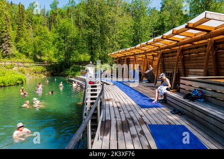 Touristen, die die heißen Quellen am Liard River, den Liard River Provincial Park, British Columbia und Kanada genießen Stockfoto