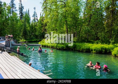 Touristen, die die heißen Quellen am Liard River, den Liard River Provincial Park, British Columbia und Kanada genießen Stockfoto