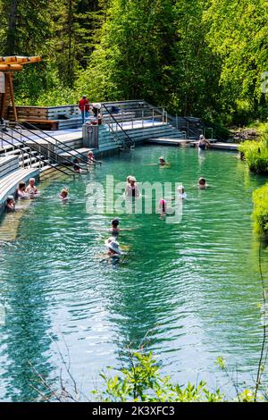 Touristen, die die heißen Quellen am Liard River, den Liard River Provincial Park, British Columbia und Kanada genießen Stockfoto