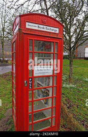 Balquhidder Village, Perthshire, Schottland, UK, Village Book Exchange, In einer alten roten Telefonzelle Stockfoto