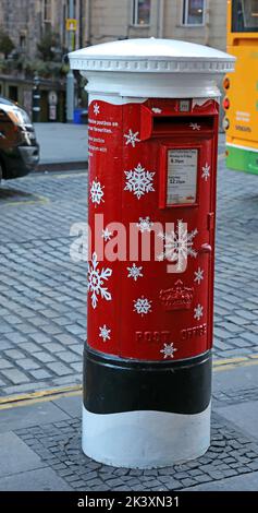 Roter Briefkasten auf der Royal Mile, Edinburgh, Schottland, bemalt in festlichen Schneeflocken, Großbritannien Stockfoto