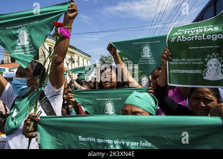 San Salvador, El Salvador. 28. September 2022. Demonstranten singen Slogans und halten grüne Tücher während einer Demonstration am Internationalen Aktionstag für das Recht auf sichere Abtreibung hoch. Am 28. September protestieren Menschen auf der ganzen Welt für das Recht auf sicheren und legalen Zugang zu Abtreibungen. Quelle: Camilo Freedman/dpa/Alamy Live News Stockfoto